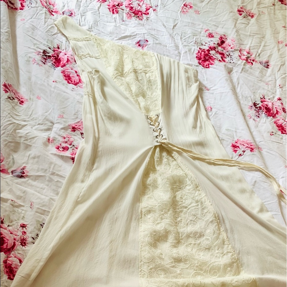 Monoreno cream colored back lace up dress. This is a beautiful dress! Brand new.